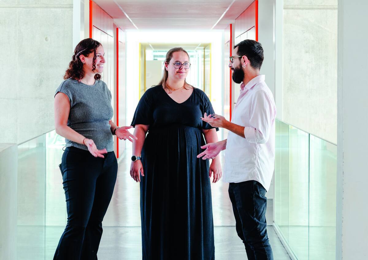 Cristian Reyes, Quiterie Labaye et Taciana Manso dans un couloir de l'IHU Immun4Cure